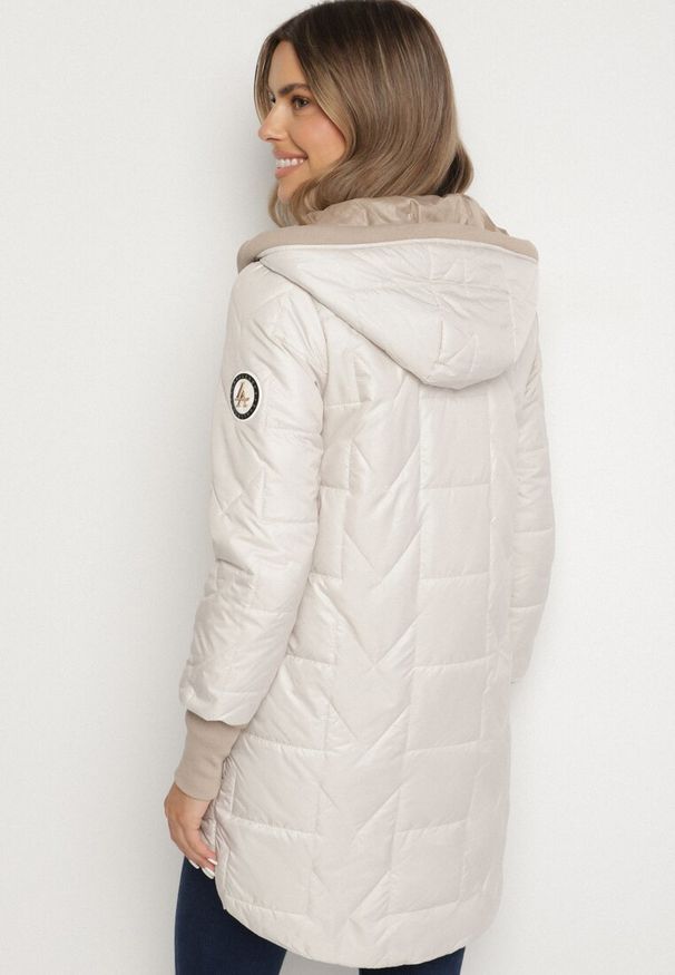 Born2be - Jasnoszara Pikowana Kurtka z Kapturem i Przedłużonym Tyłem Tulara. Okazja: na co dzień. Typ kołnierza: kaptur. Kolor: szary. Materiał: jeans. Wzór: aplikacja. Styl: casual, elegancki