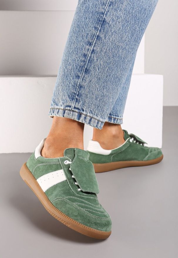 Renee - Zielono-Białe Sneakersy na Płaskiej Podeszwie ze Skóry Wykończone Zamszową Wstawką Milirae. Nosek buta: okrągły. Zapięcie: sznurówki. Kolor: zielony. Materiał: zamsz, skóra. Obcas: na płaskiej podeszwie. Wysokość obcasa: niski
