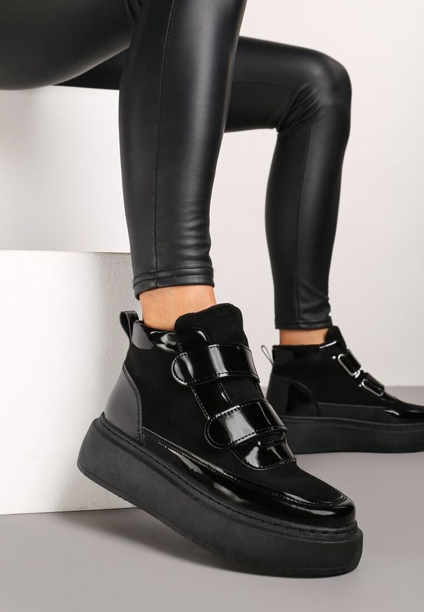 Renee - Czarne Botki w Stylu Sneakersów na Platformie z Zapięciem na Rzep Savalithe. Okazja: na co dzień, na spotkanie biznesowe. Nosek buta: okrągły. Zapięcie: rzepy. Kolor: czarny. Materiał: jeans. Obcas: na platformie. Styl: sportowy, biznesowy, elegancki, casual