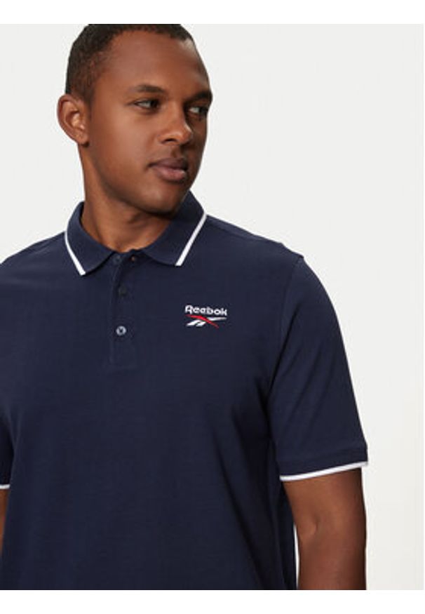Reebok Polo Identity Small Logo Polo 100073032 Granatowy Regular Fit. Typ kołnierza: polo. Kolor: niebieski. Materiał: bawełna