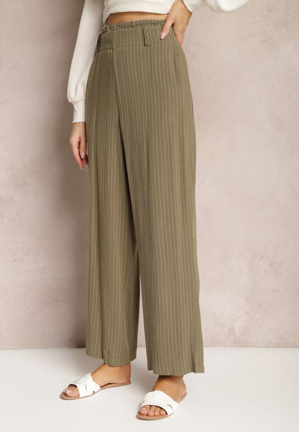 Renee - Ciemnozielone Spodnie Regular w Prążki High Waist Sallamia. Okazja: na co dzień. Stan: podwyższony. Kolor: zielony. Materiał: tkanina. Wzór: prążki. Styl: klasyczny, elegancki, casual