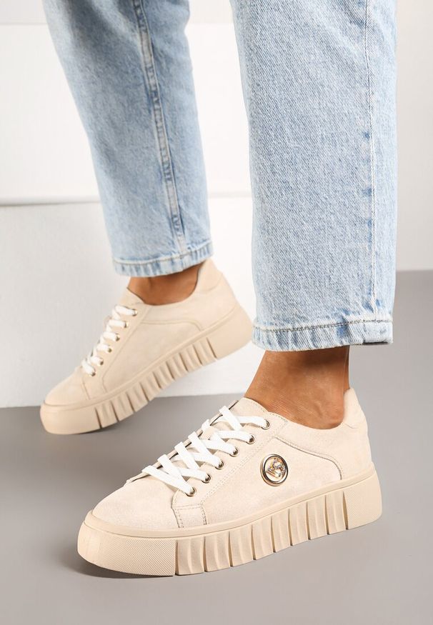 Born2be - Beżowe Sneakersy Vices na Grubej Tłoczonej Podeszwie ze Sznurowaniem i Metaliczną Ozdobą Ulfedi. Okazja: na co dzień. Kolor: beżowy. Materiał: jeans, satyna. Wzór: aplikacja