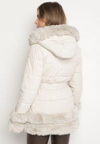 Born2be - Jasnobeżowa Taliowana Kurtka z Paskiem Kapturem i Ozdobnym Futrem Rainaria. Okazja: do pracy, na co dzień, na spotkanie biznesowe. Kolor: beżowy. Materiał: futro. Styl: casual, retro, elegancki, biznesowy #6