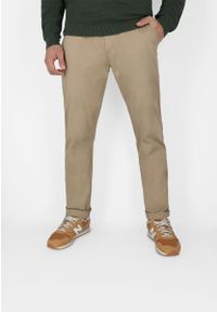 Volcano - Bezowe dopasowane spodnie męskie chinosy R-MATTER. Kolor: beżowy. Materiał: bawełna, tkanina, elastan, materiał, włókno. Wzór: aplikacja. Styl: klasyczny #1