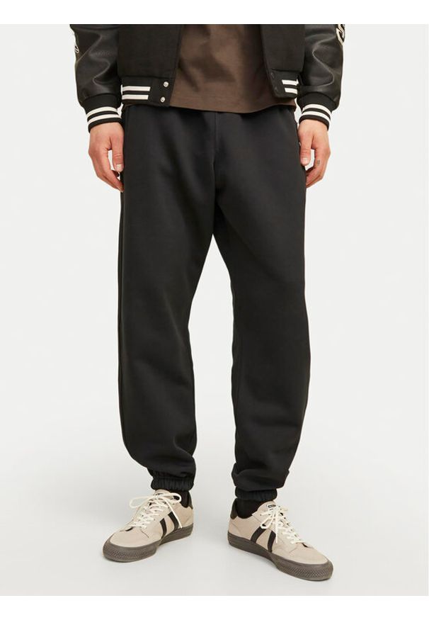 Jack & Jones - Jack&Jones Spodnie dresowe Bill Urban Edge 12263026 Czarny Relaxed Fit. Kolor: czarny. Materiał: syntetyk, bawełna
