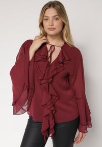 Born2be - Bordowa Bluzka w Rustykalnym Stylu z Wiązaniem i Falbankami Nenarea. Okazja: do pracy, na co dzień, na spotkanie biznesowe. Typ kołnierza: kołnierz z falbankami. Kolor: czerwony. Materiał: jeans. Styl: klasyczny, casual, elegancki, biznesowy #2