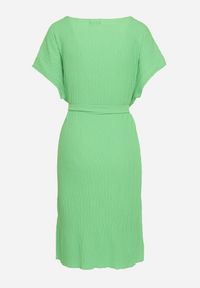 Born2be - Jasnozielona Sukienka z Krótkim Rękawem i Materiałowym Paskiem Ellata. Okazja: na spotkanie biznesowe, do pracy, na co dzień. Kolor: zielony. Materiał: materiał. Długość rękawa: krótki rękaw. Typ sukienki: proste. Styl: casual, biznesowy #4