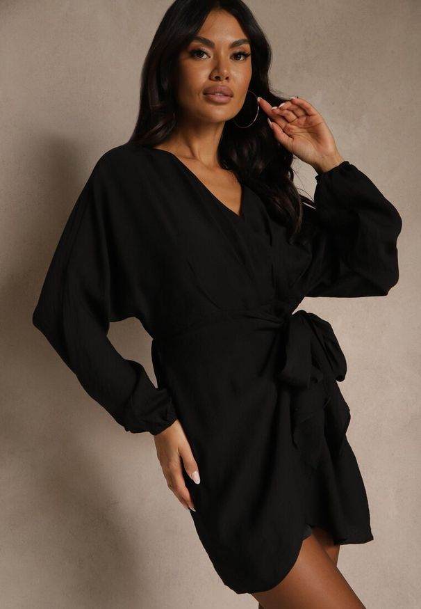 Renee - Czarna Kopertowa Sukienka z Wiskozy z Bufiastymi Rękawami Wiązana w Talii Anevra. Okazja: na co dzień. Typ kołnierza: dekolt w serek. Kolor: czarny. Materiał: wiskoza. Typ sukienki: kopertowe. Styl: casual