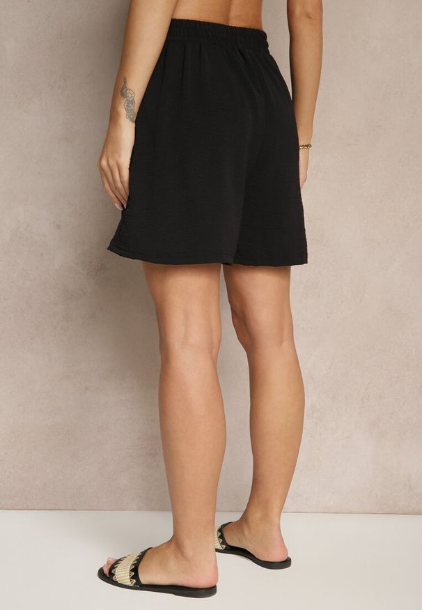 Renee - Czarne Szorty z Wiskozą High Waist Puvione. Okazja: na co dzień. Stan: podwyższony. Kolor: czarny. Materiał: wiskoza. Styl: casual