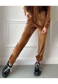 CHAOS BY MARTA BOLIGLOVA - Welurowe brązowe spodnie dresowe SOFTLY. Kolor: brązowy. Materiał: welur, dresówka