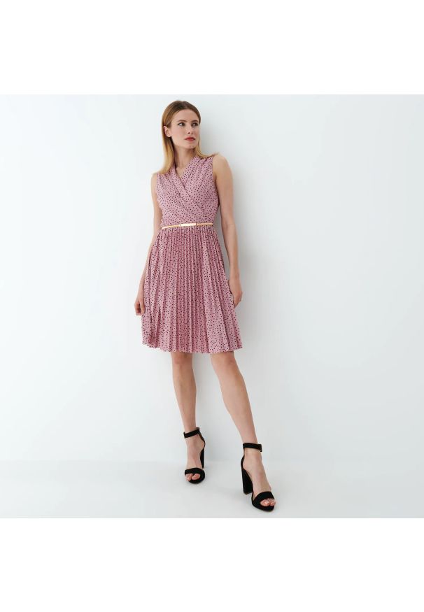 Mohito - Sukienka mini w grochy - Różowy. Kolor: różowy. Wzór: grochy. Długość: mini