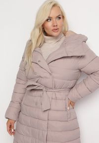 Born2be - Ciemnoróżowa Pikowana Kurtka Płaszcz o Przedłużonym Fasonie z Paskiem i Kapturem Gerit. Kolor: różowy. Materiał: materiał #7