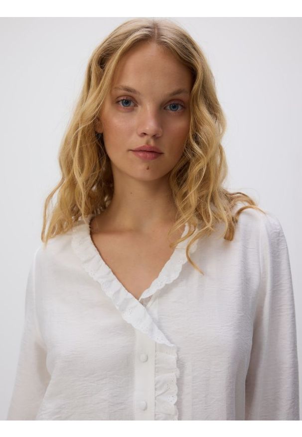 Reserved - Koszula z ozdobną falbanką - biały. Kolor: biały. Materiał: wiskoza, tkanina