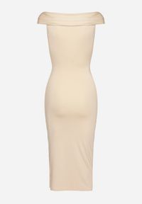 Born2be - Jasnobeżowa Sukienka Dopasowana z Ozdobnie Wywiniętą Górą i Rozcięciem na Boku Mleora. Kolor: beżowy. Styl: elegancki #5