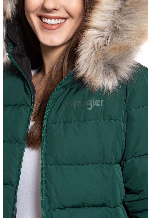 Wrangler - DAMSKA KURTKA ZIMOWA WRANGLER LONG PUFFER PINE W4N2VJG01 112129161. Materiał: puch, jeans, futro. Długość: długie. Wzór: aplikacja, kolorowy, jednolity. Sezon: zima