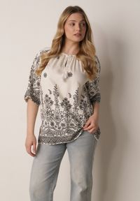 Born2be - Biało-Czarna Bluzka z Wiskozy z Kwiatowym Wzorem Wiązaniem i Frędzlami Hawnalue. Okazja: do pracy, na co dzień, na spacer. Kolor: biały. Materiał: wiskoza. Wzór: kwiaty. Styl: boho, elegancki, casual #2