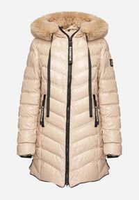 Born2be - Jasnobeżowa Pikowana Kurtka z Kapturem z Odpinanym Futrem Rennaia. Okazja: na spotkanie biznesowe, na spacer. Typ kołnierza: kaptur. Kolor: beżowy. Materiał: futro. Długość rękawa: długi rękaw. Długość: długie. Sezon: zima. Styl: biznesowy, klasyczny, elegancki #5