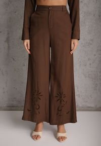 Renee - Brązowy Boho Komplet z Bawełną Koszula i Spodnie z Ażurowymi Zdobieniami Runesa. Kolor: brązowy. Materiał: bawełna. Wzór: aplikacja, ażurowy #2