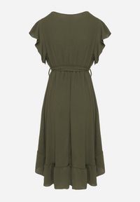 Born2be - Ciemnozielona Rozkloszowana Sukienka Ozdobiona Falbanką i Paskiem Natiellea. Okazja: na co dzień. Typ kołnierza: kołnierz z falbankami. Kolor: zielony. Wzór: aplikacja. Styl: casual #4