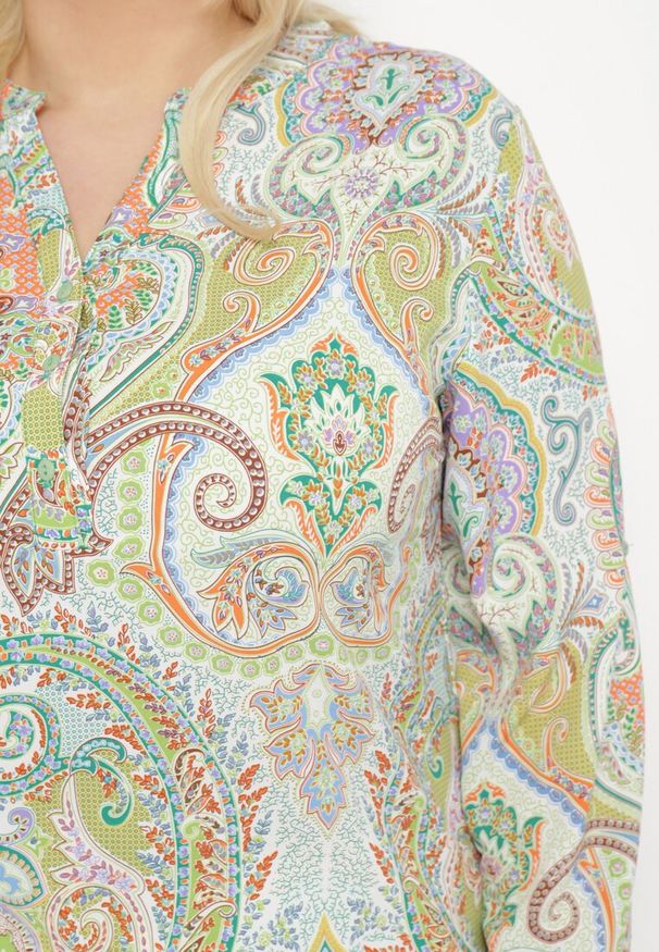 Born2be - Zielono-Beżowa Bluzka Koszula z Guzikami Przy Dekolcie w Ornamentalny Print Indafare. Okazja: na spotkanie biznesowe, do pracy, na co dzień. Kolor: zielony. Materiał: jeans. Wzór: nadruk. Styl: biznesowy, elegancki, casual