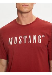 Mustang T-Shirt Austin 1014695 Czerwony Regular Fit. Kolor: czerwony. Materiał: bawełna