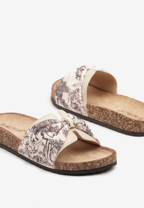 Renee - Beżowe Klapki z Metalicznym Detalem na Podeszwie z Korka Telanovia. Okazja: na spacer, na plażę. Nosek buta: otwarty. Kolor: beżowy. Materiał: jeans. Sezon: lato. Obcas: na płaskiej podeszwie. Styl: boho, elegancki