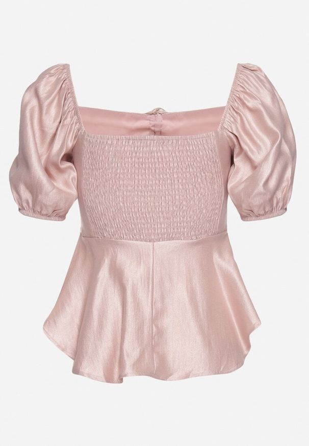 Born2be - Różowa Bluzka z Broszką w Kształcie Kwiatu ze Ściągaczami z Przodu i Gumką Vikannda. Okazja: na co dzień. Kolor: różowy. Materiał: jeans. Wzór: kwiaty. Styl: casual