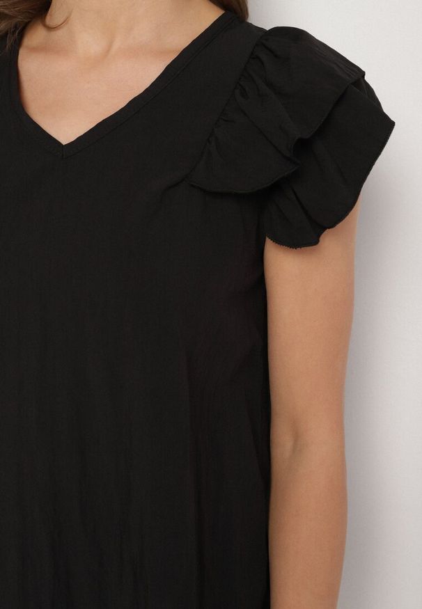 Born2be - Czarna Bluzka z Wiskozą Ozdobiona Falbankami Divestra. Okazja: na co dzień. Typ kołnierza: kołnierz z falbankami. Kolor: czarny. Materiał: wiskoza. Wzór: aplikacja. Sezon: lato. Styl: casual, elegancki