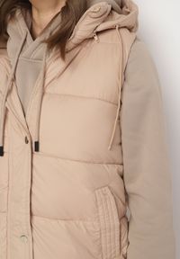 Born2be - Ciemnobeżowa Pikowana Kamizelka z Kapturem i Sznurkami Zelothis. Typ kołnierza: kaptur. Kolor: beżowy. Materiał: dzianina, jeans. Długość: długie. Sezon: jesień. Styl: klasyczny, elegancki #7