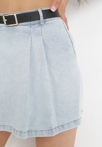 Born2be - Jasnoniebieskie Szorty Jeansowe Imitujące Spódnicę Mini z Paskiem Arenie. Kolor: niebieski. Materiał: jeans