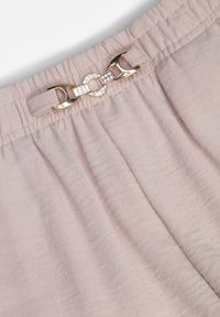 Renee - Różowe Spodnie Casual o Szerokim Kroju High Waist Zdobione Aplikacją Nephise. Okazja: na co dzień. Stan: podwyższony. Kolekcja: plus size. Kolor: różowy. Długość: krótkie. Wzór: aplikacja. Styl: casual #6