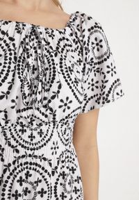Born2be - Czarno-Biała Rozkloszowana Sukienka z Bawełną i Abstrakcyjnym Wzorem Ldivoria. Okazja: na spacer, na imprezę. Kolor: czarny. Materiał: bawełna. Styl: elegancki #2