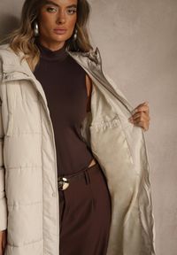 Renee - Jasnobeżowa Prosta Kurtka z Pikowanymi Przeszyciami i Kapturem Acaite. Kolor: beżowy. Materiał: jeans, poliester. Styl: elegancki