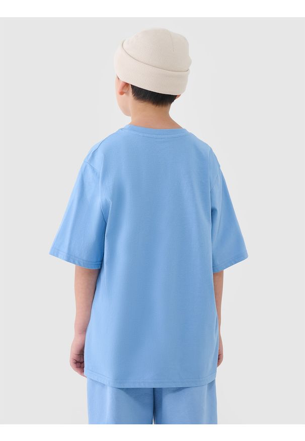 4f - 4F T-shirt oversize z nadrukiem chłopięcy - niebieski 158 (12-13 lat). Okazja: na co dzień. Kolor: niebieski. Materiał: dzianina, bawełna, jersey. Długość rękawa: krótki rękaw. Długość: krótkie. Wzór: nadruk. Sezon: lato. Styl: klasyczny, sportowy, casual
