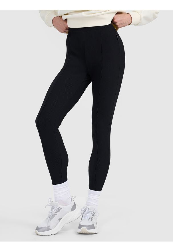 4f - 4F Legginsy z prążkowanej dzianiny damskie - czarne M. Okazja: na co dzień, na spacer. Stan: podwyższony. Kolor: czarny. Materiał: prążkowany, dzianina. Długość: długie. Wzór: prążki. Styl: casual. Sport: turystyka piesza, fitness