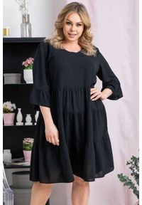 KARKO - Sukienka na co dzień swobodna z falbankami dekolt serek DELKA czarna PROMOCJA. Okazja: na co dzień. Typ kołnierza: kołnierz z falbankami. Kolekcja: plus size. Kolor: czarny. Typ sukienki: dla puszystych, trapezowe. Materiał: skóra, tkanina, poliester, materiał. Długość rękawa: krótki rękaw. Sezon: lato. Styl: casual. Długość: midi #1