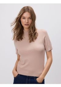 Reserved - Gładki sweter - beżowy. Kolor: beżowy. Materiał: wiskoza, dzianina. Wzór: gładki #1
