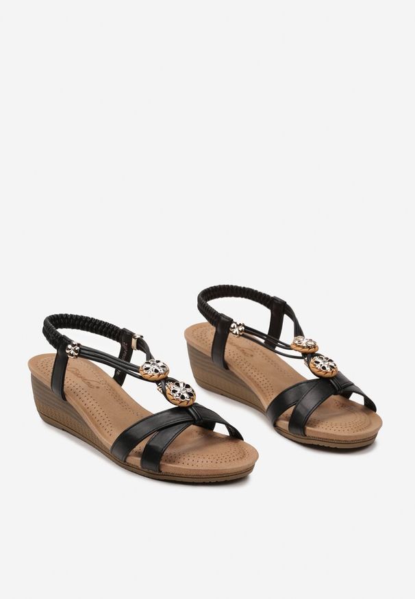 Renee - Czarne Sandały na Niskim Koturnie Ozdobione Metalowymi Wstawkami i Cyrkoniami Quenby. Zapięcie: sprzączka. Kolor: czarny. Materiał: jeans. Wzór: aplikacja. Sezon: lato. Obcas: na koturnie. Styl: elegancki