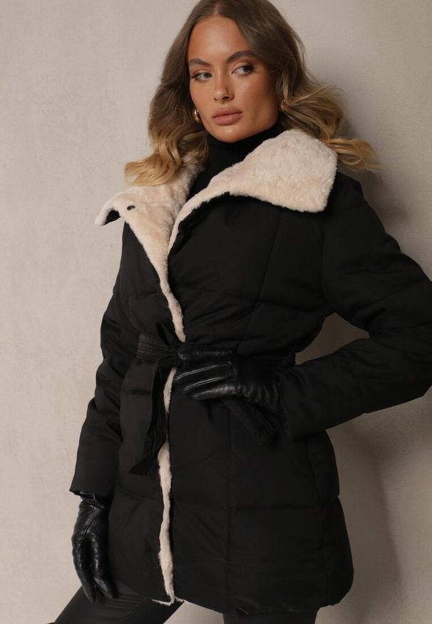 Renee - Czarna Kurtka z Pikowanymi Przeszyciami i Futrzanym Kołnierzem Wiązana w Talii Attelira. Okazja: na co dzień. Kolor: czarny. Materiał: futro. Styl: casual, elegancki, wizytowy