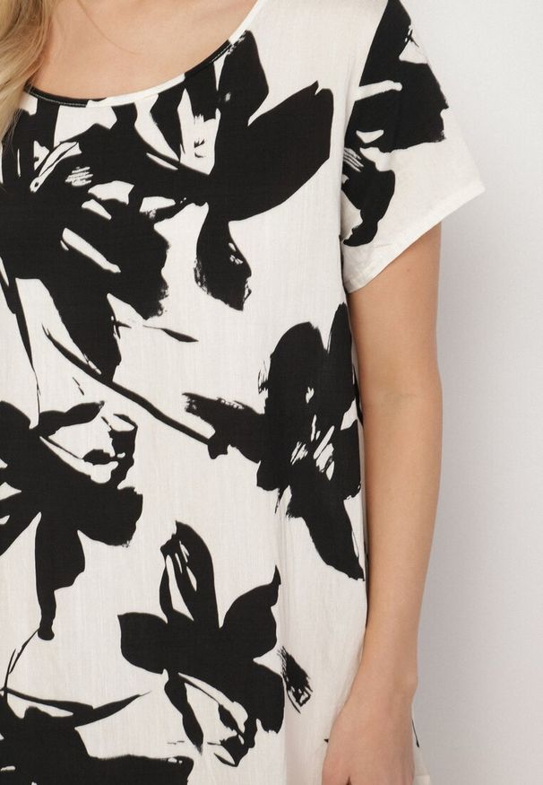 Born2be - Czarna Wiskozowa Sukienka w Kwiatowy Wzór Emitine. Okazja: na co dzień. Kolor: czarny. Materiał: wiskoza. Wzór: kwiaty. Typ sukienki: proste. Styl: casual, klasyczny