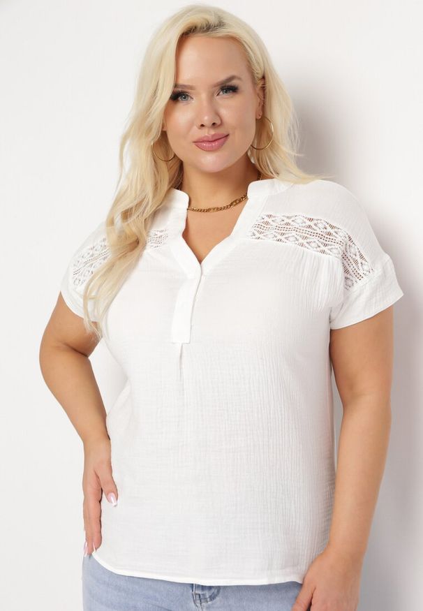 Born2be - Biała Bawełniana Bluzka z Guzikami i Ozdobną Siateczką Doriale. Okazja: na co dzień. Kolor: biały. Materiał: bawełna. Styl: casual, klasyczny