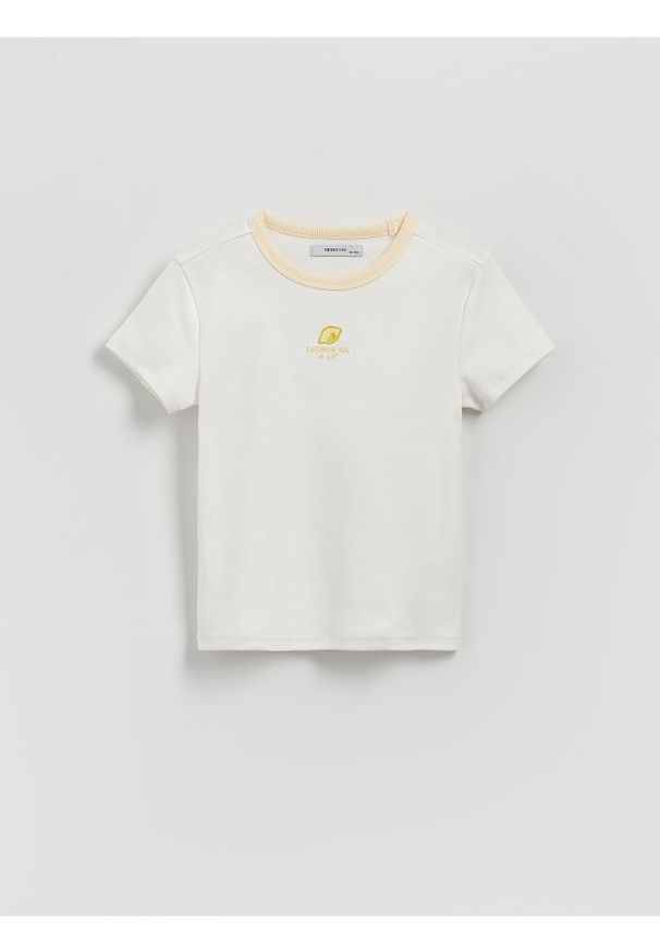 Reserved - Bawełniany T-shirt z haftem - złamana biel. Materiał: bawełna. Wzór: haft