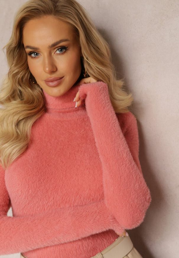Renee - Różowy Dopasowany Golf z Wełną i Ściągaczami Pacieche. Typ kołnierza: golf. Kolor: różowy. Materiał: wełna. Wzór: jednolity