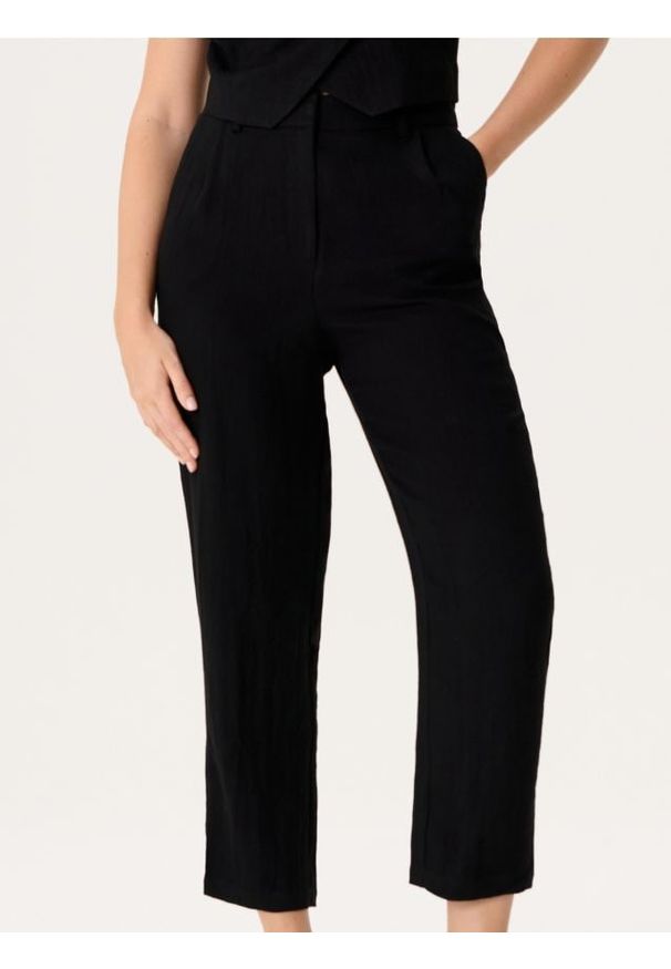 Sinsay - Eleganckie spodnie z zakładkami - czarny. Kolor: czarny. Styl: elegancki