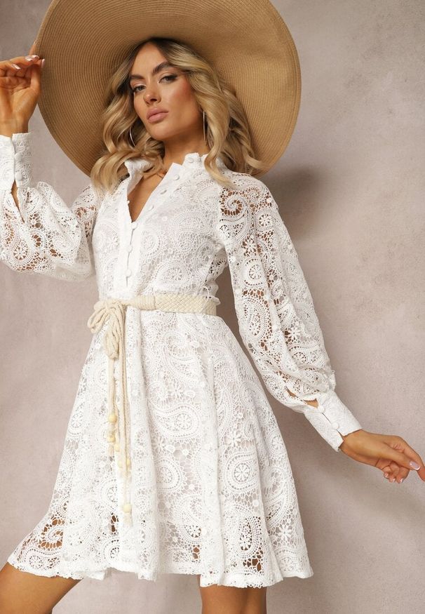 Renee - Biała Sukienka Melliopis. Kolor: biały. Materiał: koronka, tkanina. Wzór: paisley. Styl: elegancki. Długość: mini