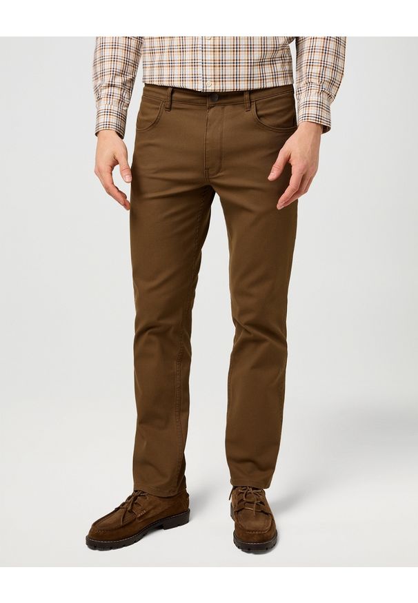 Wrangler - MESKIE SPODNIE WRANGLER GREENSBORO DARK EARTH 112371571