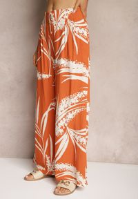 Renee - Pomarańczowe Szerokie Spodnie z Wiskozy High Waist o Kroju Kulotów z Motywem Liści Vimanelle. Okazja: na co dzień. Stan: podwyższony. Kolor: pomarańczowy. Materiał: wiskoza. Wzór: kwiaty. Styl: casual