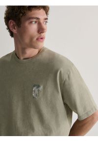 Reserved - T-shirt z efektem sprania - jasnozielony. Kolor: zielony. Materiał: bawełna, dzianina