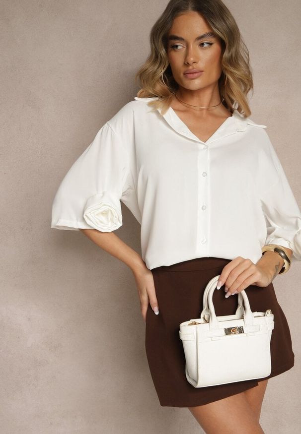 Renee - Biała Koszula Ozdobiona Kwiatami 3DTenisela. Okazja: na co dzień. Typ kołnierza: kołnierzyk klasyczny. Kolor: biały. Materiał: jeans. Wzór: aplikacja, kwiaty. Styl: klasyczny, casual