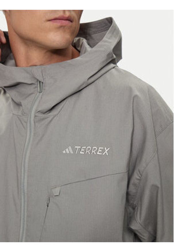 Adidas - adidas Wiatrówka Terrex Xploric IK9115 Szary Regular Fit. Kolor: szary. Materiał: bawełna